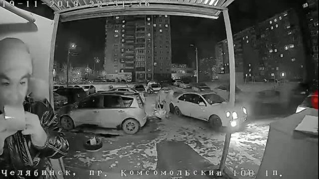 В Челябинске произошла битва человека с домофоном