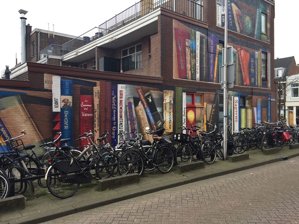 Художники разрисовали стену многоквартирного дома Голландские, уличные, художники, превратили, многоквартирный, книжный, Прежде, приступить, работе, опросили, жильцов, составили, список, любимых, reklama1reklama2