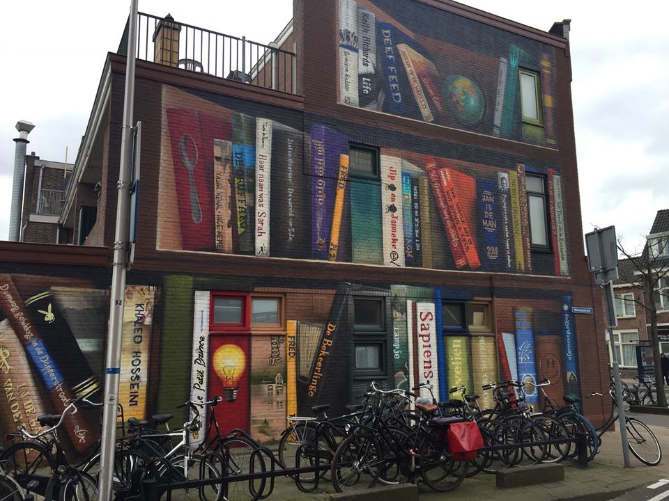 Художники разрисовали стену многоквартирного дома Голландские, уличные, художники, превратили, многоквартирный, книжный, Прежде, приступить, работе, опросили, жильцов, составили, список, любимых, reklama1reklama2