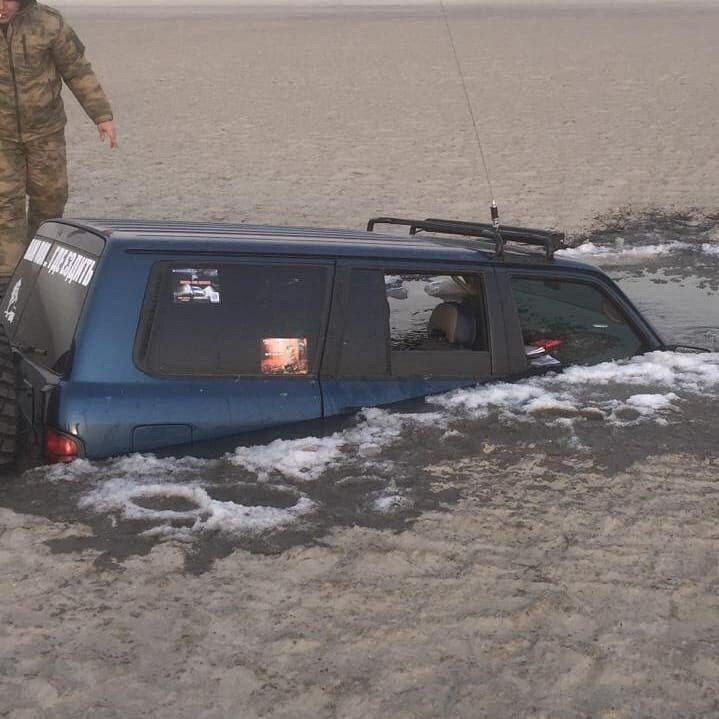 Девять машин застряли в иле, катаясь по обмелевшим Дону и Таганрогскому заливу