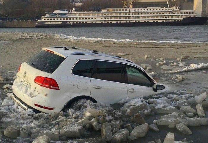 Девять машин застряли в иле, катаясь по обмелевшим Дону и Таганрогскому заливу