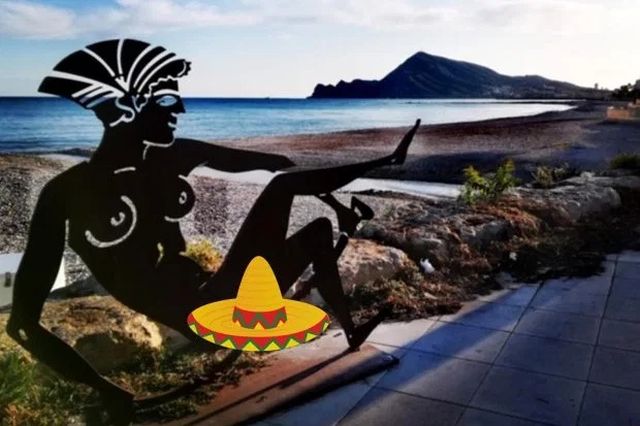 Туристы возмутились провокационными скульптурами на одном из пляжей в Испании