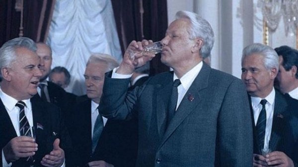 ТОП-10 пьяных выходок Бориса Ельцина Ельцин, Борис, напился, Николаевич, самолета, Ельцина, ложками, сильно, принялся, время, России, одних, трусах, посвященной, колесо, президента, первого, такси, также, встреч