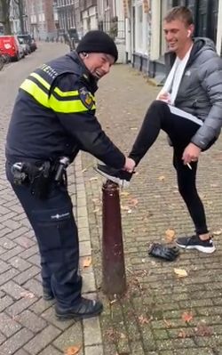 Полицейский завязал шнурки парню с поломанной рукой
