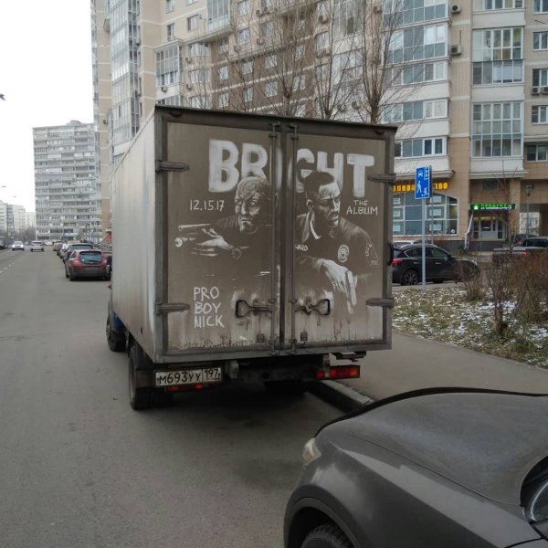 Грязное искусство: российский художник пишет картины на грязных машинах