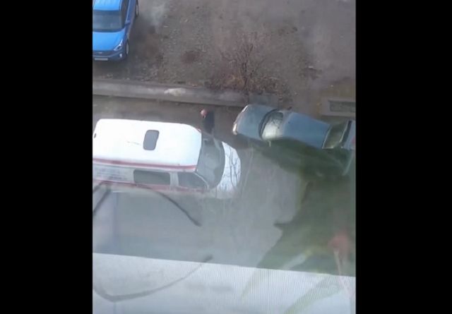 В Иваново мужчина с кулаками набросился на машину скорой помощи
