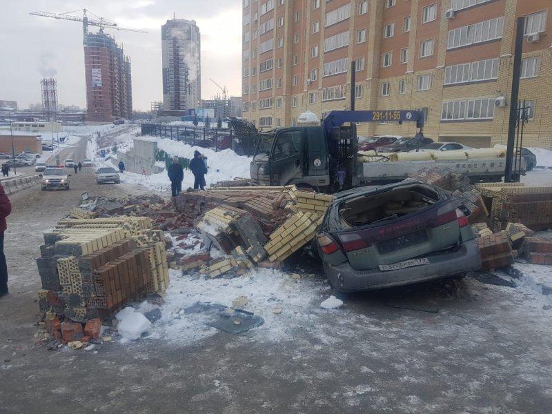 В Новосибирске кирпичная арка раздавила Subaru Outback
