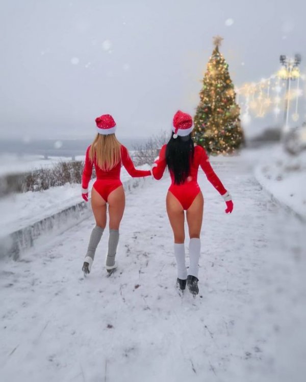 Девушки из Уфы снялись в рождественских бикини у памятника Салавату Юлаеву