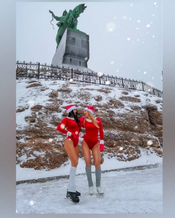 Девушки из Уфы снялись в рождественских бикини у памятника Салавату Юлаеву