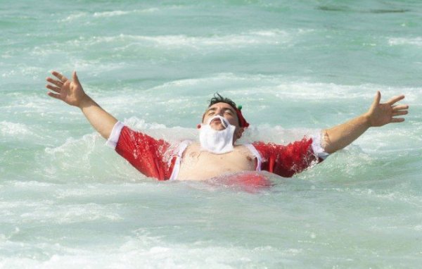 Рождество на пляже Сиднея Австралию, туристов, выглядит, интересно, действительно, серфингом, купальниках, девушками, проходящий, праздник, рождество, отметить, решили, поехали, граждан, тысячи, потрепало, горевать, грустить, должны