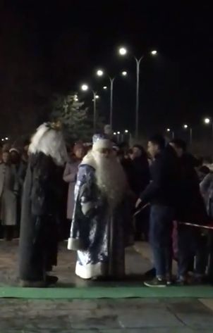 Гопники из Волжского в Новый год напали на Дед Морозов и других сказочных персонажей