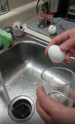 Лайфхак: Как быстро очистить вареное яйцо