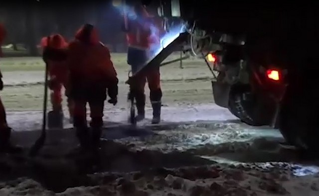 Рабочие Вологды вышли ремонтировать дороги, хотя на улице снег
