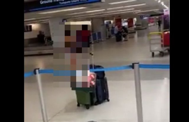 Девушка догола разделась в аэропорту