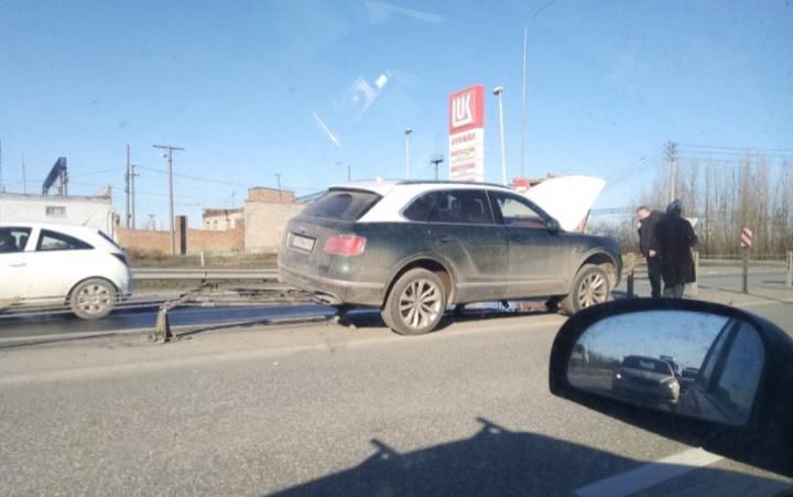 «Богиня вождения»: автоледи разбила в Ростове люксовый Bentley