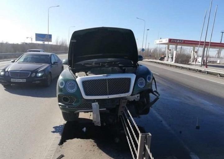 «Богиня вождения»: автоледи разбила в Ростове люксовый Bentley