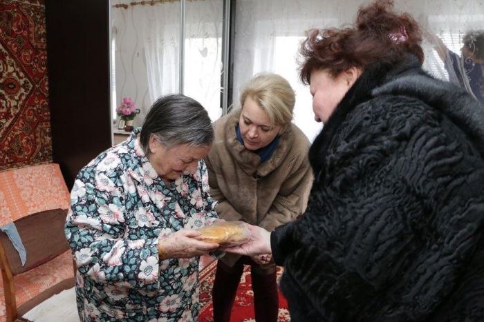 Крымские чиновницы подарили блокадникам батон