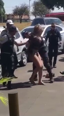 Как погрузить буйную леди в полицейскую машину