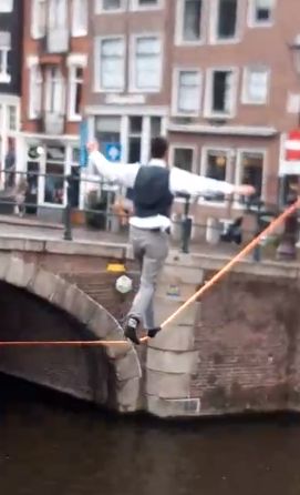 Мужчина показал класс ходьбы по канату, через реку Амстел в Амстердаме