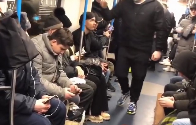 Москвич разыграл людей в метро: они подумали, что у него коронавирус