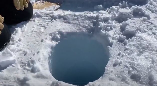 Звук с которым падает кусок льда в 450-метровую скважину