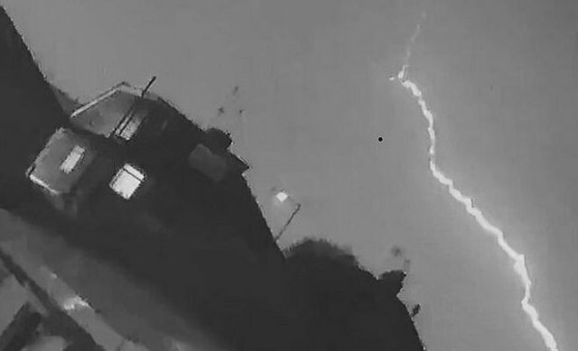 Удар молнии в британский самолет удалось снять на видео
