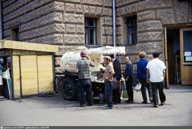 СССР: бочки с квасом, который пили и помнят все Думаю, такие, reklama1reklama2, времена, выглядело, вспомнить, посмотреть, предлагаем, диковинкой, кажущаяся, редкость, бочки, Сейчас, напоминать, взрослые, многими, любим, напиток, повсеместно, стоящих