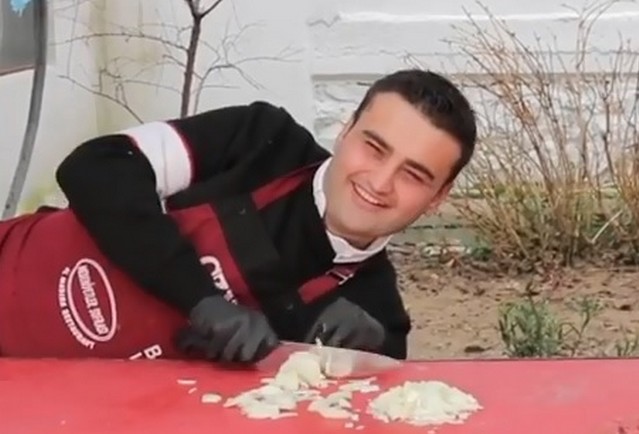 Турецкий повар Бурак Оздемир сделал пельмешки без спешки