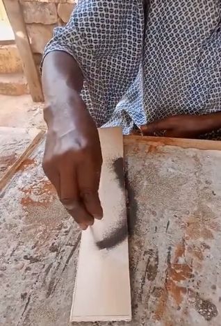 Сенегальский мастер рисунка из песка