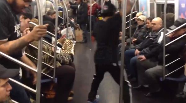 Нью-Йоркские брейкдансеры танцуют в метро под коммунистические песни