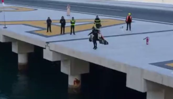 Полностью автономный полет человека на джетпаке с вертикальным взлетом