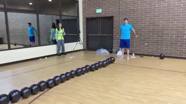Еще один странный рекорд Гиннесса: скоростная ликвидация шариков ногами