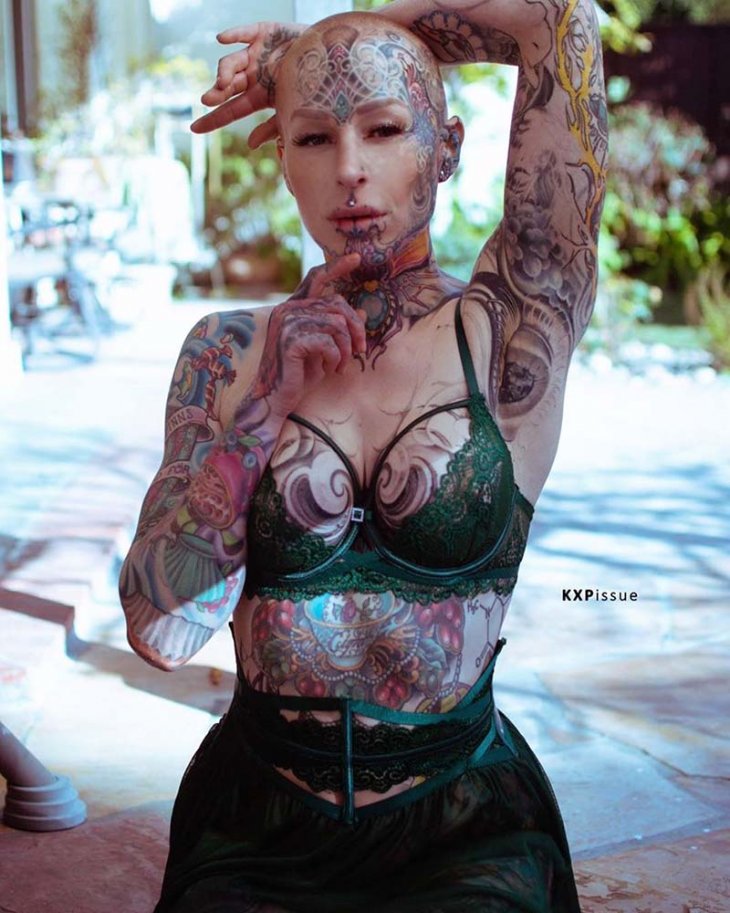 Девушка потратила 50 000 долларов на татуировки и пирсинг, чтобы стать гламурной моделью
