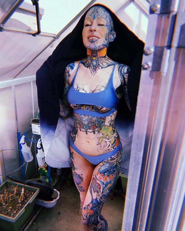 Девушка потратила 50 000 долларов на татуировки и пирсинг, чтобы стать гламурной моделью