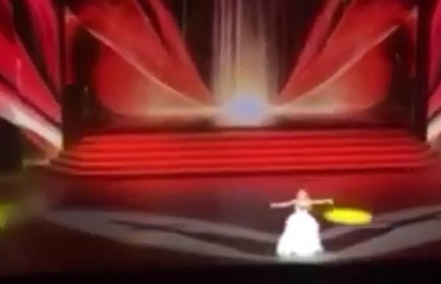Певица Анастасия Вишневская эпично упала со сцены, но не остановила концерт