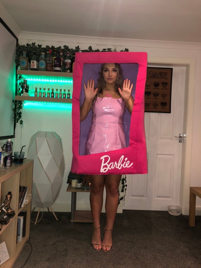 Девушка заказала через интернет розовое латексное платье, а получила мятый «мусорный мешок»