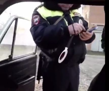 «Телефон убери!» - в КБР инспектор напал на водителя
