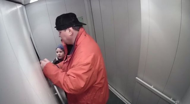 Отец года: решил украсть зеркало из лифта при сыне