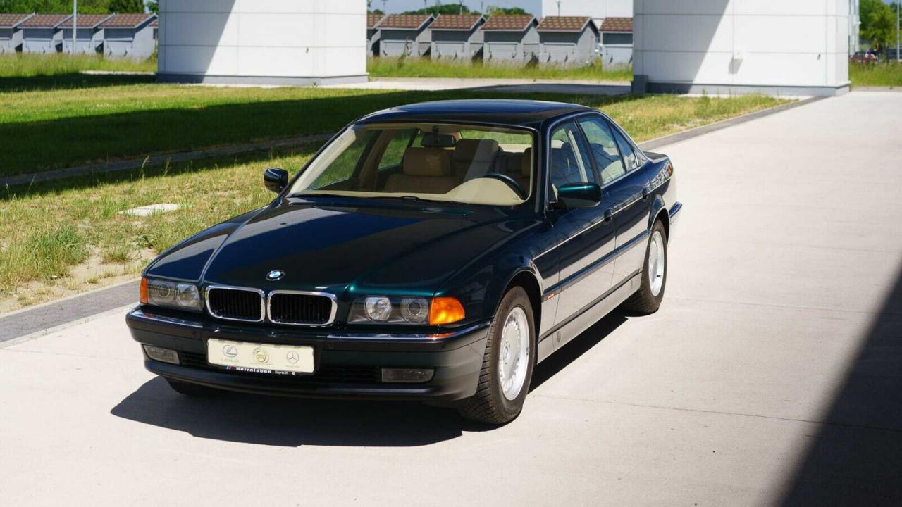 BMW более 20 лет хранили под изолированным куполом. Сейчас его выставили на продажу Всячина