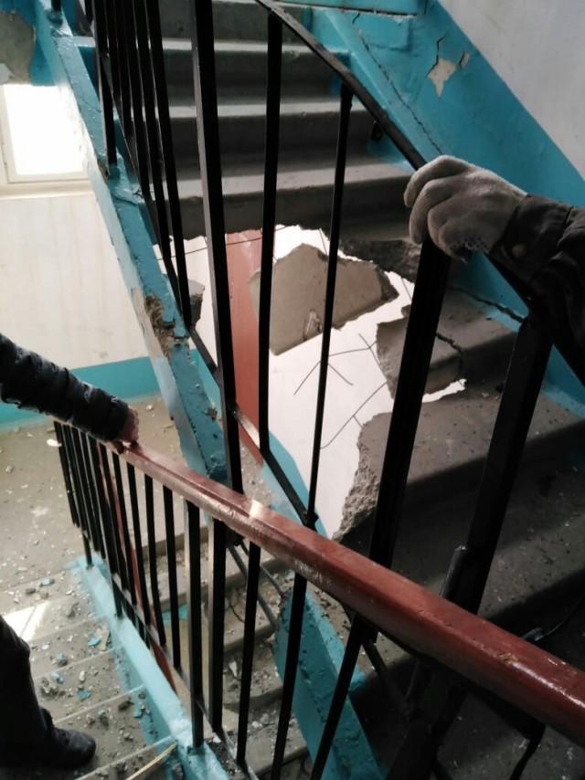 В Челябинской области при замене лифта рабочие разрушили подъезд Всячина
