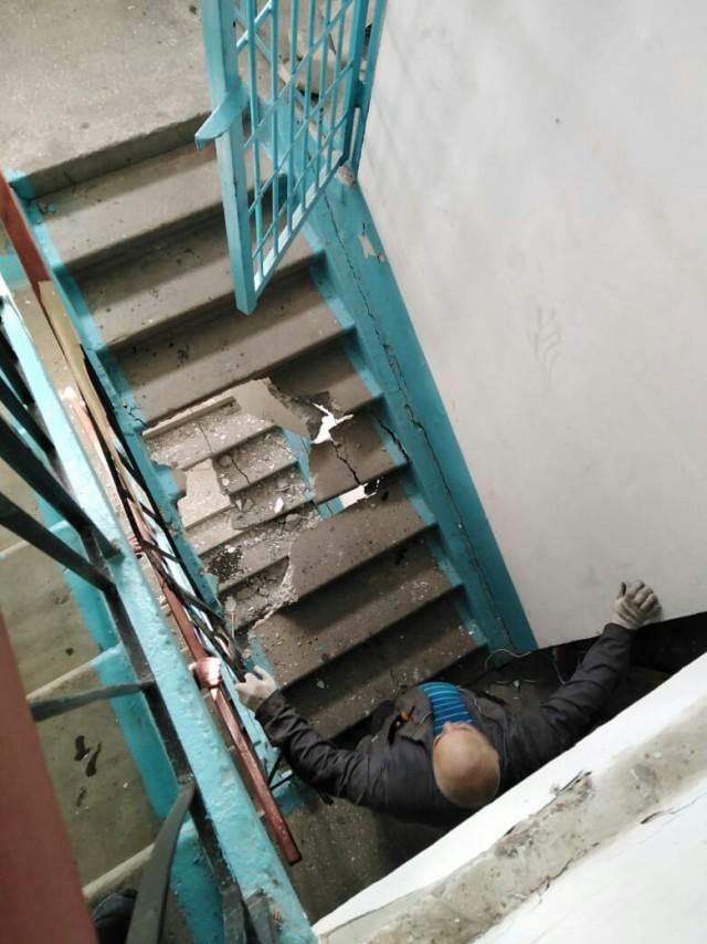 В Челябинской области при замене лифта рабочие разрушили подъезд Всячина