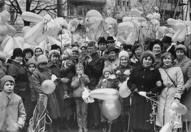 Первомай ранешних времен причастных, Праздником