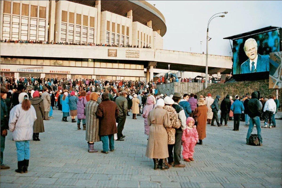 Интересные фото из девяностых Россия, Москва, своей, Анатолий, Чистоусов, программы, CocaCola, праздновании, время, стали, «Джентльменшоу», Москвичи, Девушки, поклонниками, 850летия, будущего», «Гости, своими, супружеская, столицы