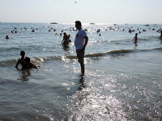 Дорвались... Приехавшие в Сочи туристы перестали помещаться на пляжах Видео