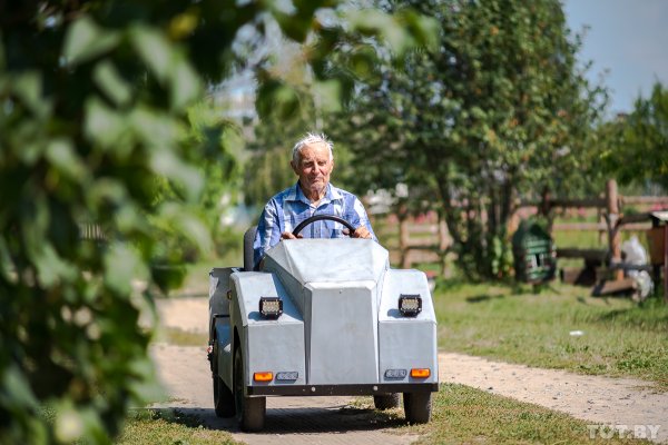 Мастер на все руки: 87-летний дедушка из-под Светлогорска сделал себе электромобиль Михаил, Антонович, автомобильного, через, трактор, устройства, понижает, установки, бурильной, редуктор, преобразует, Энергию, электророзетки, простой, заряжаются, зарядного, оборотов, амперчасов, емкостью, аккумуляторов