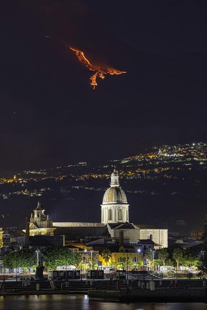 Лава вулкана Этна создает феникса над Сицилией Всячина
