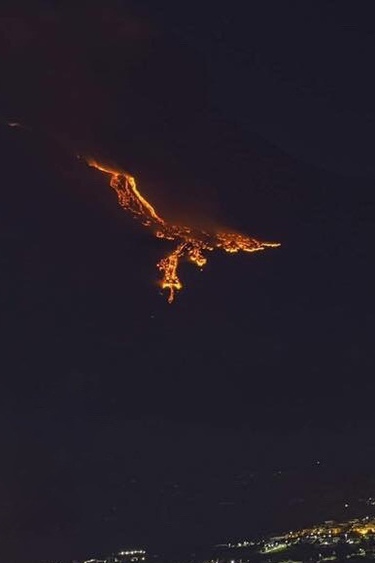 Лава вулкана Этна создает феникса над Сицилией Всячина