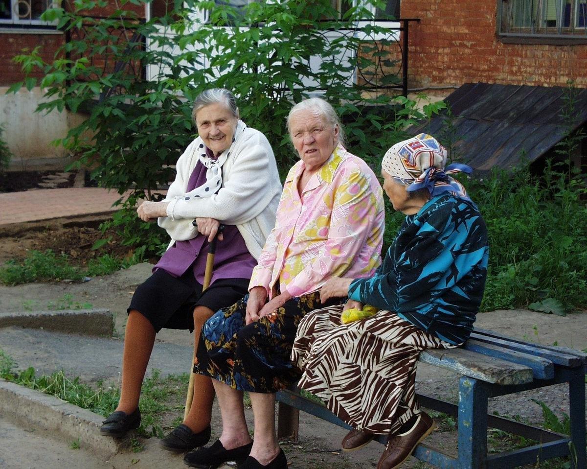 Бабушки у подъезда