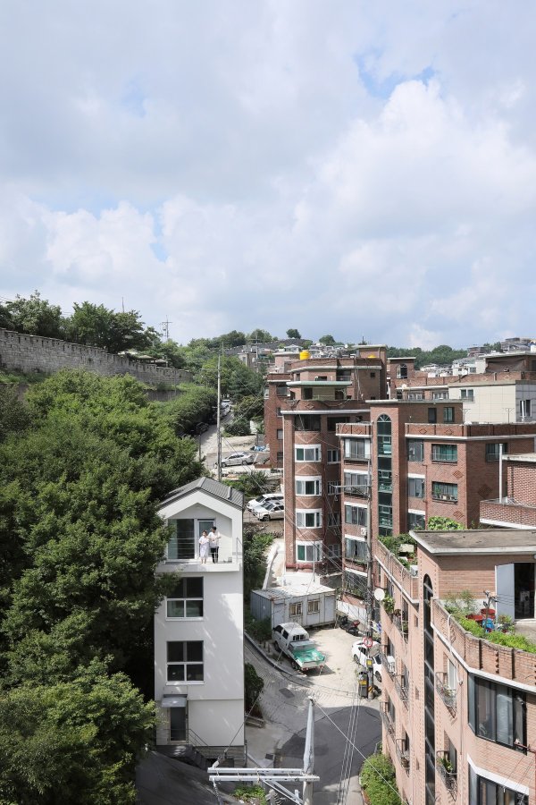 Жизнь в башне: невероятно узкий дом в Южной Корее Всячина