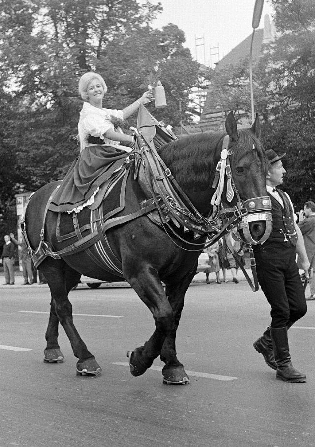 Чертовски весело и беззаботно: каким был Октоберфест в 1960-х время, Октоберфест, праздника, Забавный, 1960х, начали, приезжать, первые, туристы, народные, особенно, гуляния, лихими, беззаботными, Неизвестно, витало, воздухе, картин, заразительным, этого